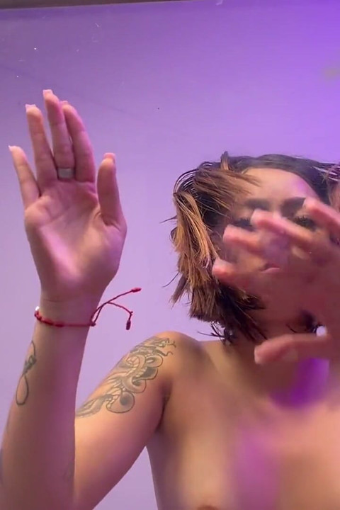 Cara y tetas presionadas para ti