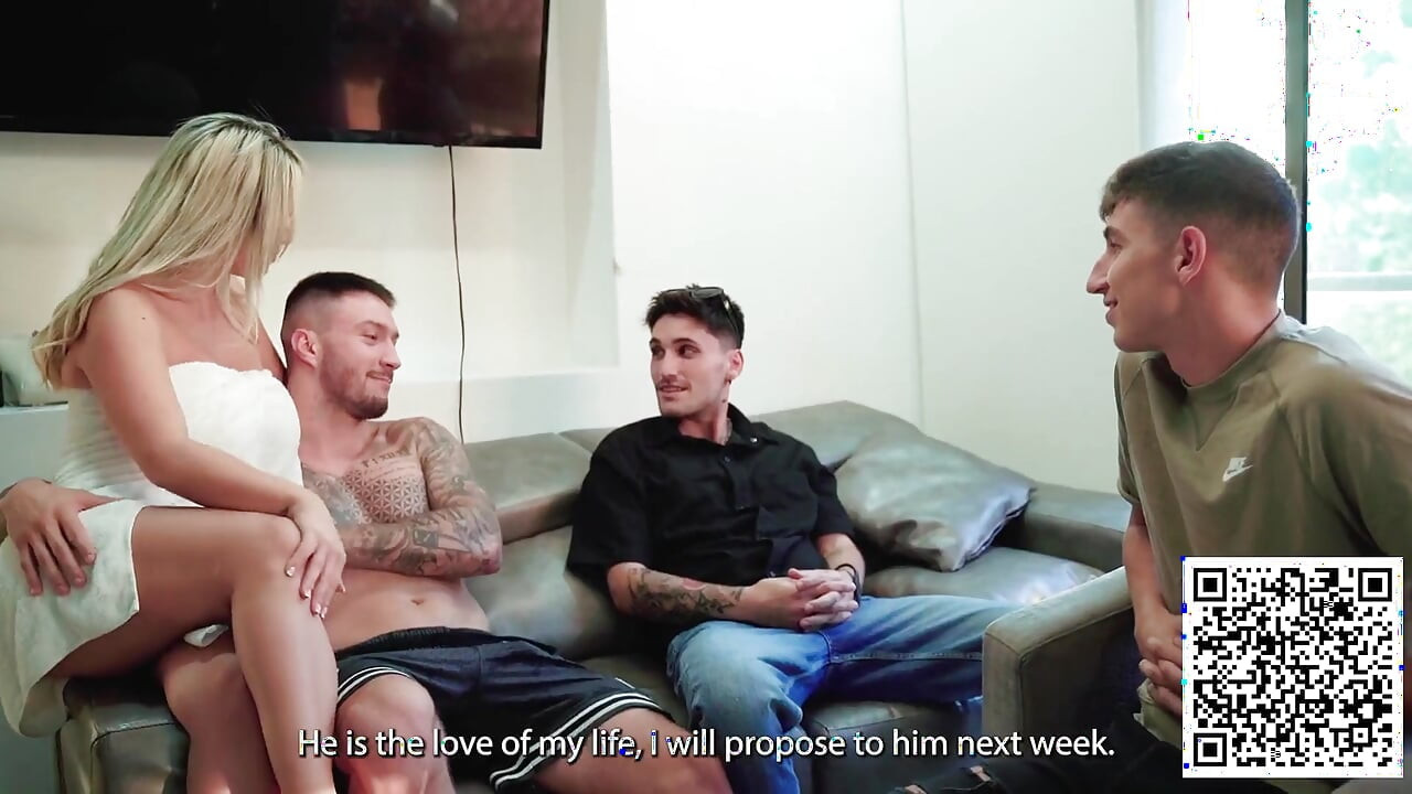 MILF Sarışın, Kocaman Göğüslü Beni Duyusal Bir Şekilde Seviyor ve Göğüslerine Boşalmama Izin Veriyor