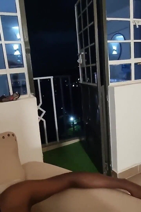 ملكة نحيفة ترتد على أسود وحشي طوال الليل