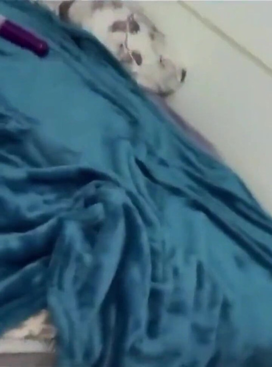 어린 파디나의 엉덩이를 굴리는 재능 있는 바히안