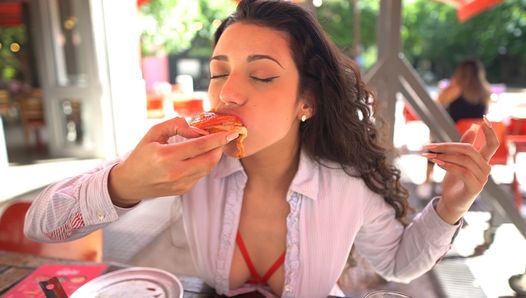 Latina adora pizza com cobertura de porra