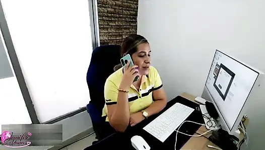 I manage to get into a sexual relationship with a secretary to help me with the administrative problems I have - Porno en Español