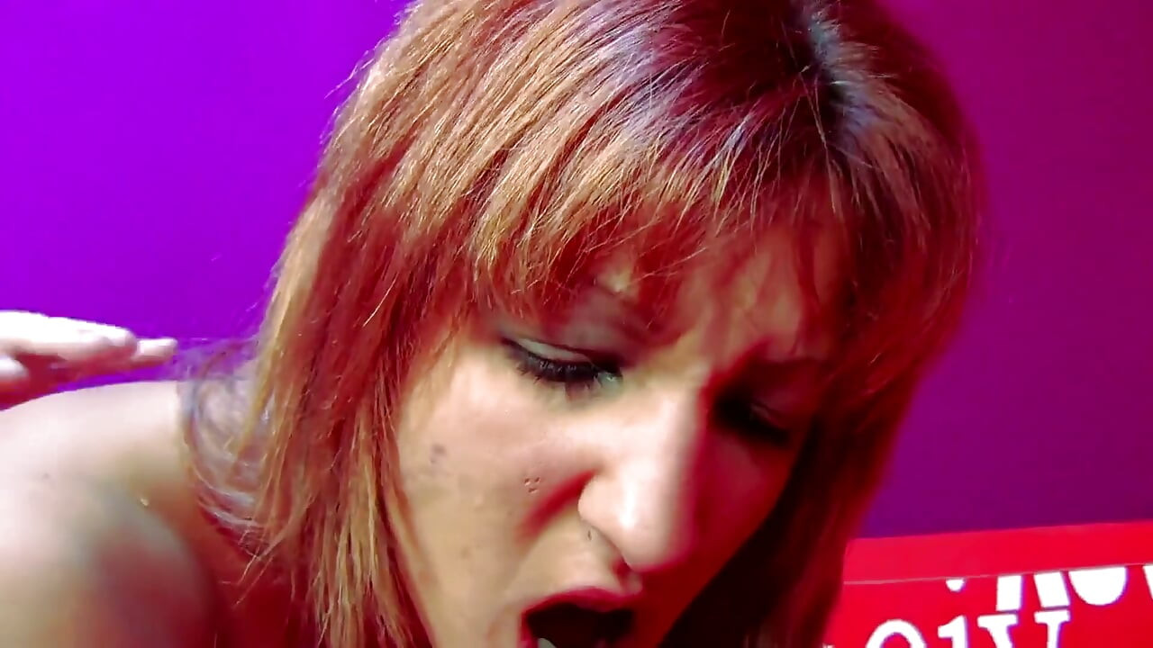 Kanepede sert sikişiyor, her zaman daha fazlasını istiyor