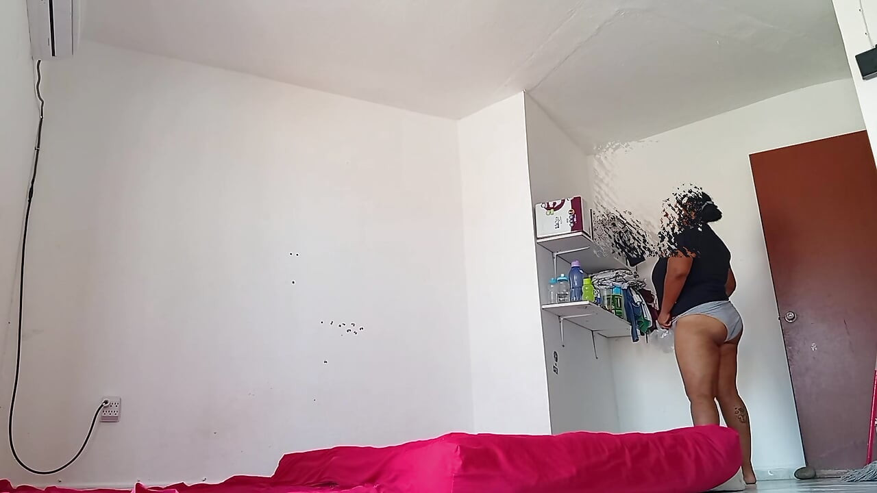 Enquanto limpo o quarto de calcinha, meu marido me olha e filma tudo