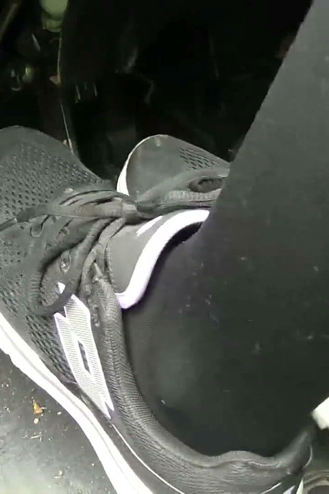 Sensual pedalando em tênis pretos