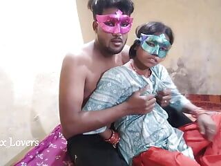 Молодая индийская деревенская жена Ki Ghar Mai, мастурбирует Chudai