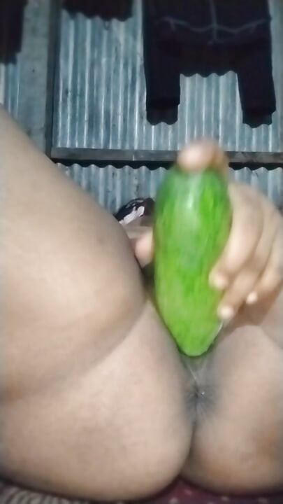 Une salope virale desi met la main et baise ma chatte plus fort avec un concombre