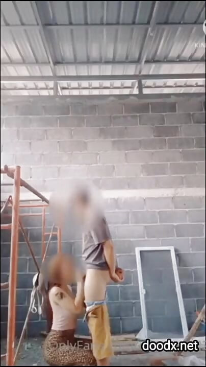 Mąż i żona bawią się razem w domu