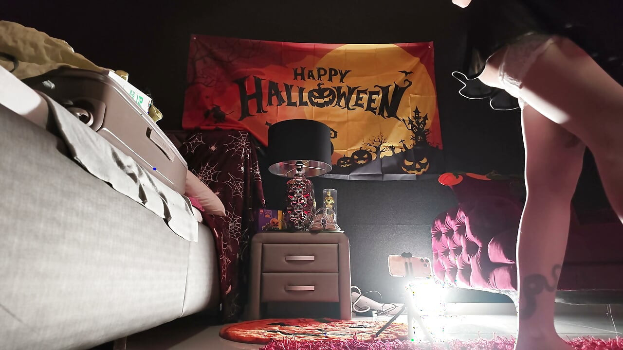 Elképesztően gyönyörű, dögös, tetovált halloweeni ribanc különböző jelmezekben többször is elélvezti az amatőr pasit hatalmas farkával.