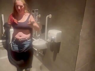 Stiefmoeder sluit zich aan bij geile stiefzoon in het toilet van de bioscoop om zijn grote lading los te laten, toont hem en zuigt zijn pik