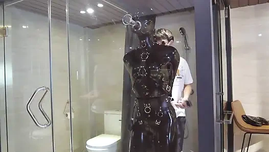 Mz20 - девушка в латексной одежде заперта в стеклянной комнате