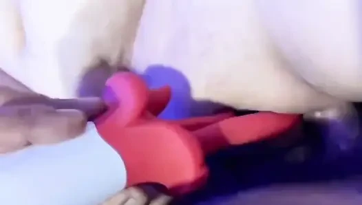 Filipinli evli kadın, arkadaşı tarafından dölleme