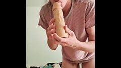Sissy in rotem Dildo und Faust
