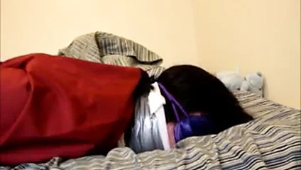 Bağlı iken cumming, gagged ve bir vibe çabalıyor.