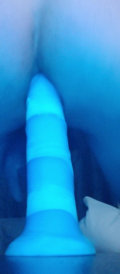 Montada en consolador anal