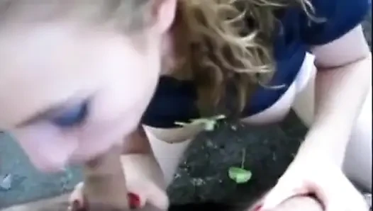 Blonde amateur-schlampe gibt geilen blowjob im freien mit gesichtsbesamung