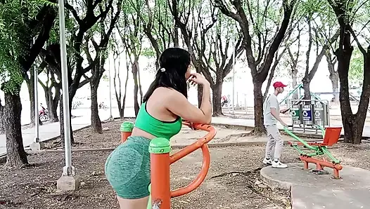 Une belle latina trouve Liam le mec excité dans le parc et lui propose de la baiser par la chatte - porno en espagnol