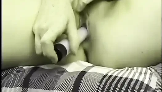 Komik çilli kırbaçlanan Allison Wyte kanepede eğiliyor ve amını dildoyla sert okşuyor