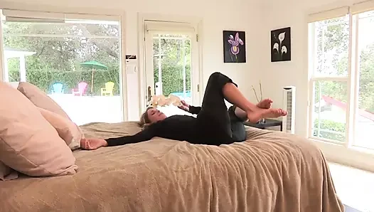 Dana Vespoli и Kara Price - возбужденные лесбиянки, у которых есть