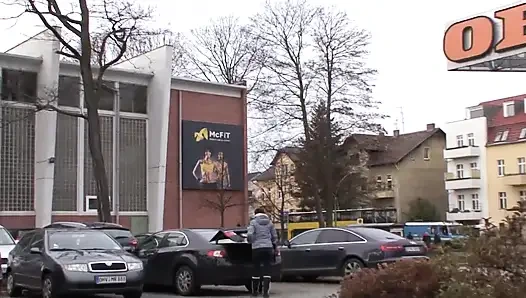 Hübsches deutsches schätzchen nimmt schwanz in beide löcher vor einer gesichtsbesamung