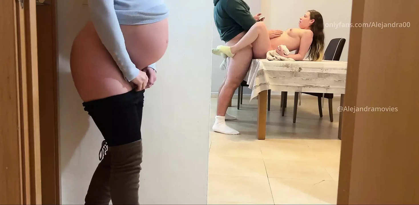 室友和她在工作中认识的一个男人做爱