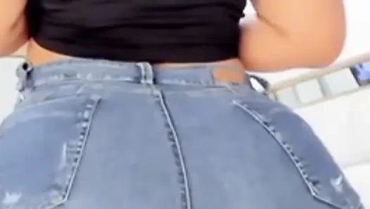 Большая попка в джинсах танцует