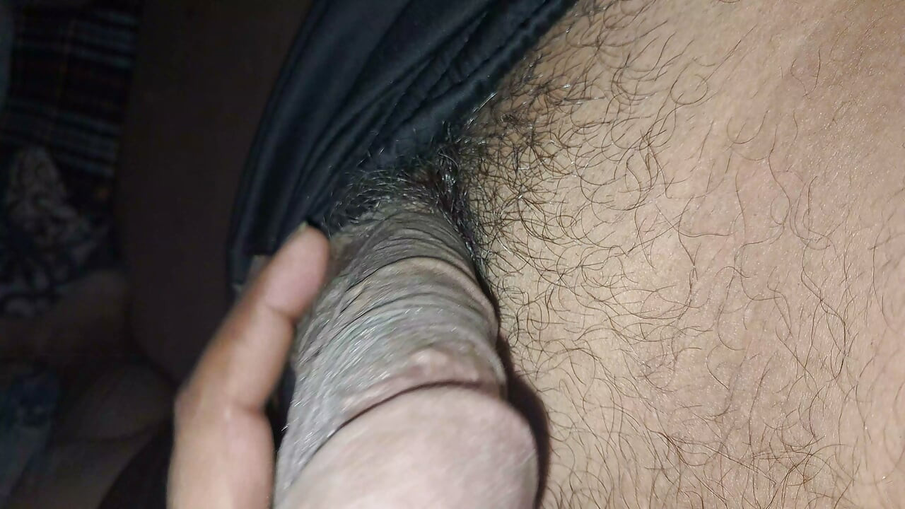 Horký kluk masturbuje a ukazuje velký pták