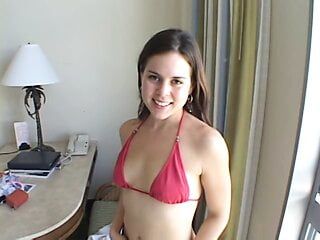 Une ado en haut de bikini rouge se déshabille puis taille une pipe en POV à l'hôtel.