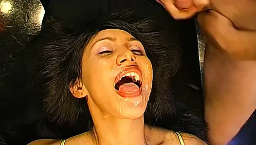 Leilas crot di muka pakai masker dan memeknya dientot habis-habisan