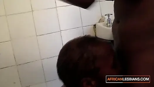 Bu zenci lezbiyen çift duş aldıktan sonra 69 çıldırdı amcık yalıyor 69