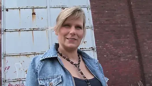 Reife blondine dehnt muschi weit mit tropfendem dildospiel