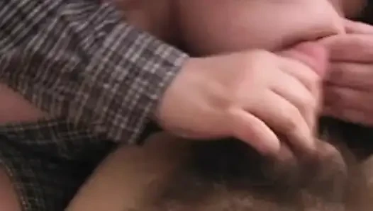 Cewek semok ini lagi asik ngocok kontol di ranjang