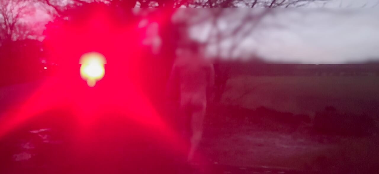 Telanjang dan bertelanjang kaki bersembunyi dari mobil yang lewat masturbasi dan twerking