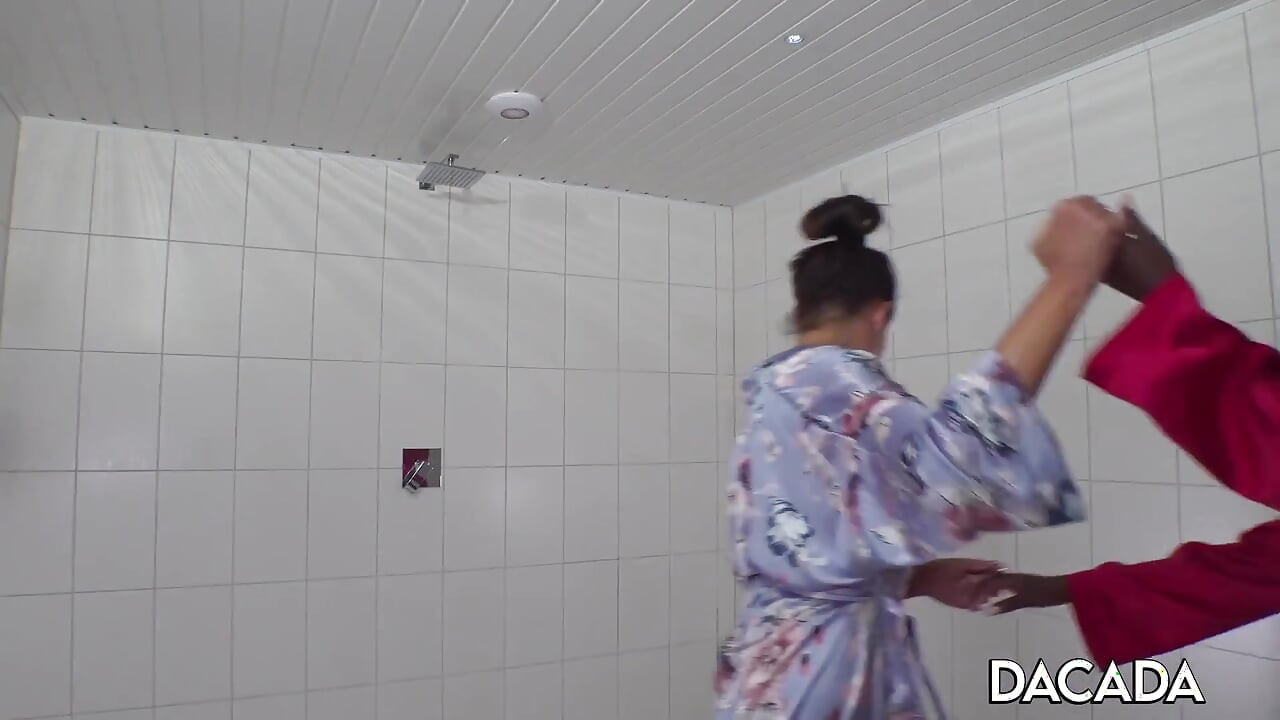 Vrući tuš sa Zaawaadijem