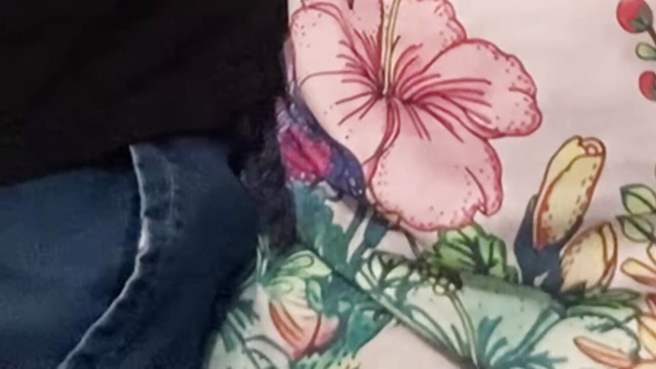 Betrügende ehefrau masturbiert in einer überfüllten u-bahn