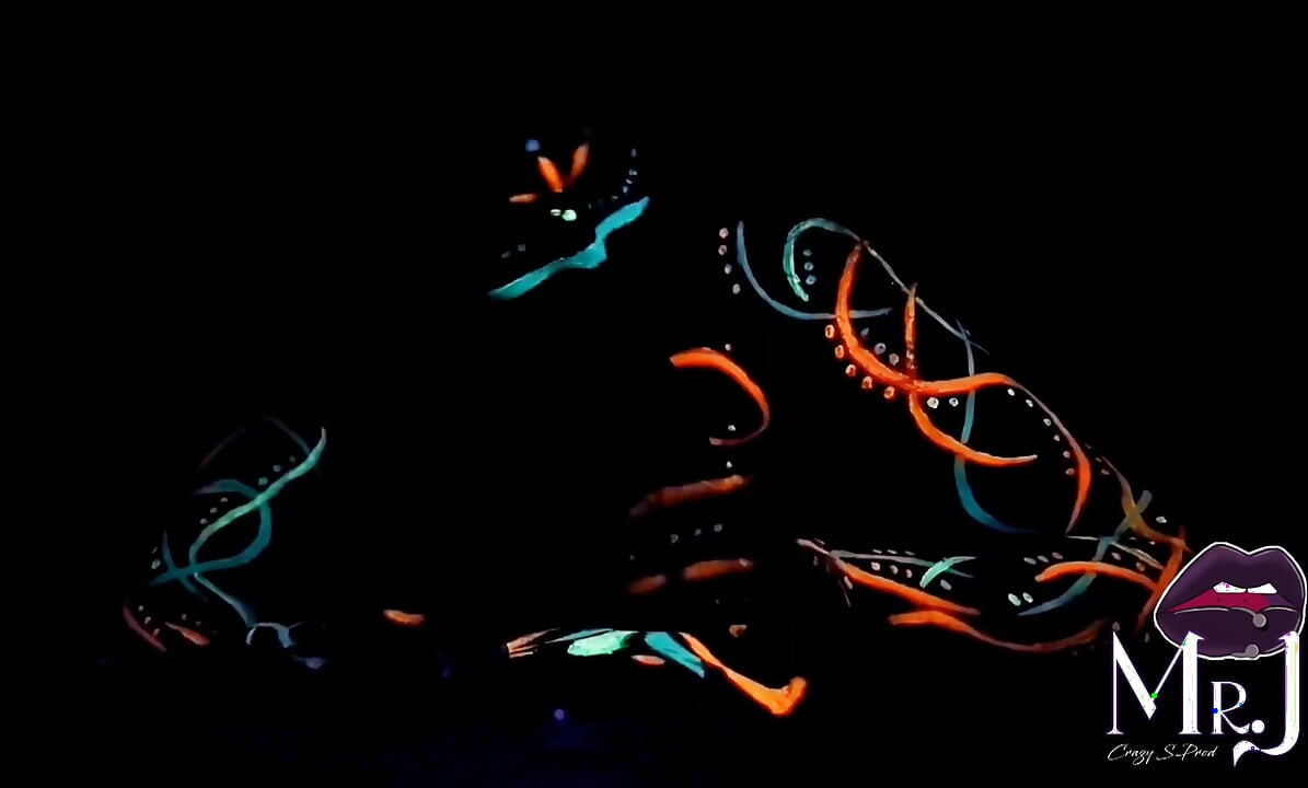 Sexo y pintura UV con Nyx & Dmona