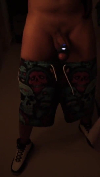 Nezaobilazan trenutak iz "Seks s velikim neobrezanim kurcem Demon handsfree vibrator, masturbacija, svršavanje na ogledalo"