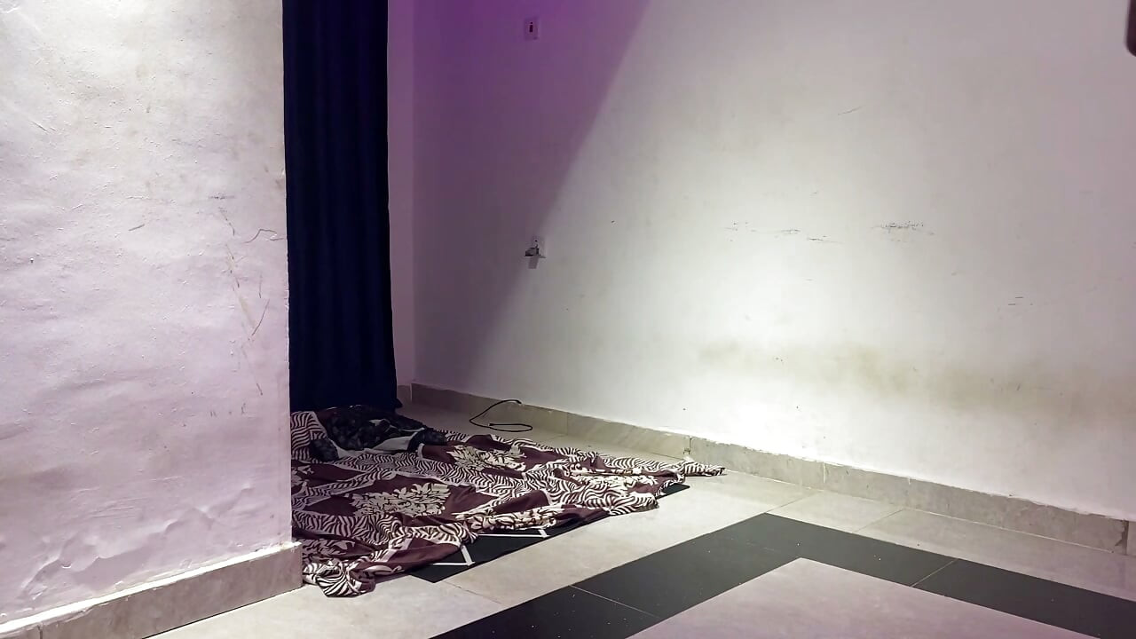 被室友抓到在打他的大黑屌，所以我幫他解決了