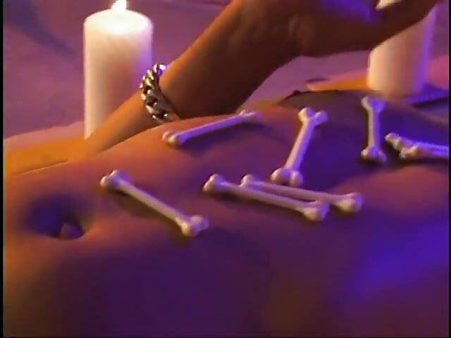 Tesuda negra gata tem um trio de fantasia africana com um branco e um garanhão preto