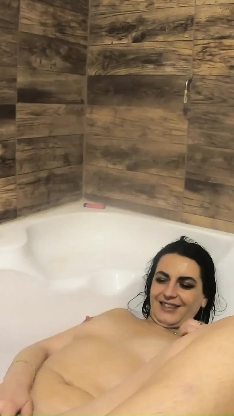 Tante nakal lagi asik mainin memeknya sampai orgasme di bak mandi!