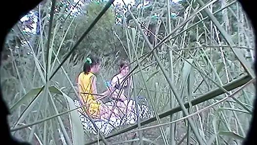 Влажный лесбийский секс на свежем воздухе