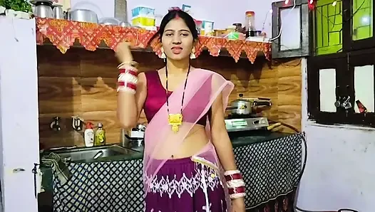 Zuzusehen, wie indische stiefmutter ein heißes bad nimmt, lässt ihren stiefsohn verrückt werden, sie zu ficken