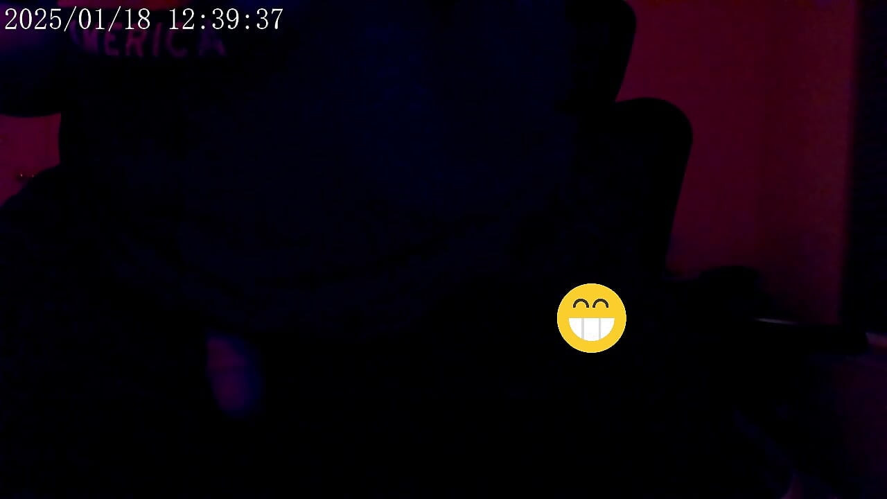 Firm Grip mengusap pancutan mani pada hujungnya