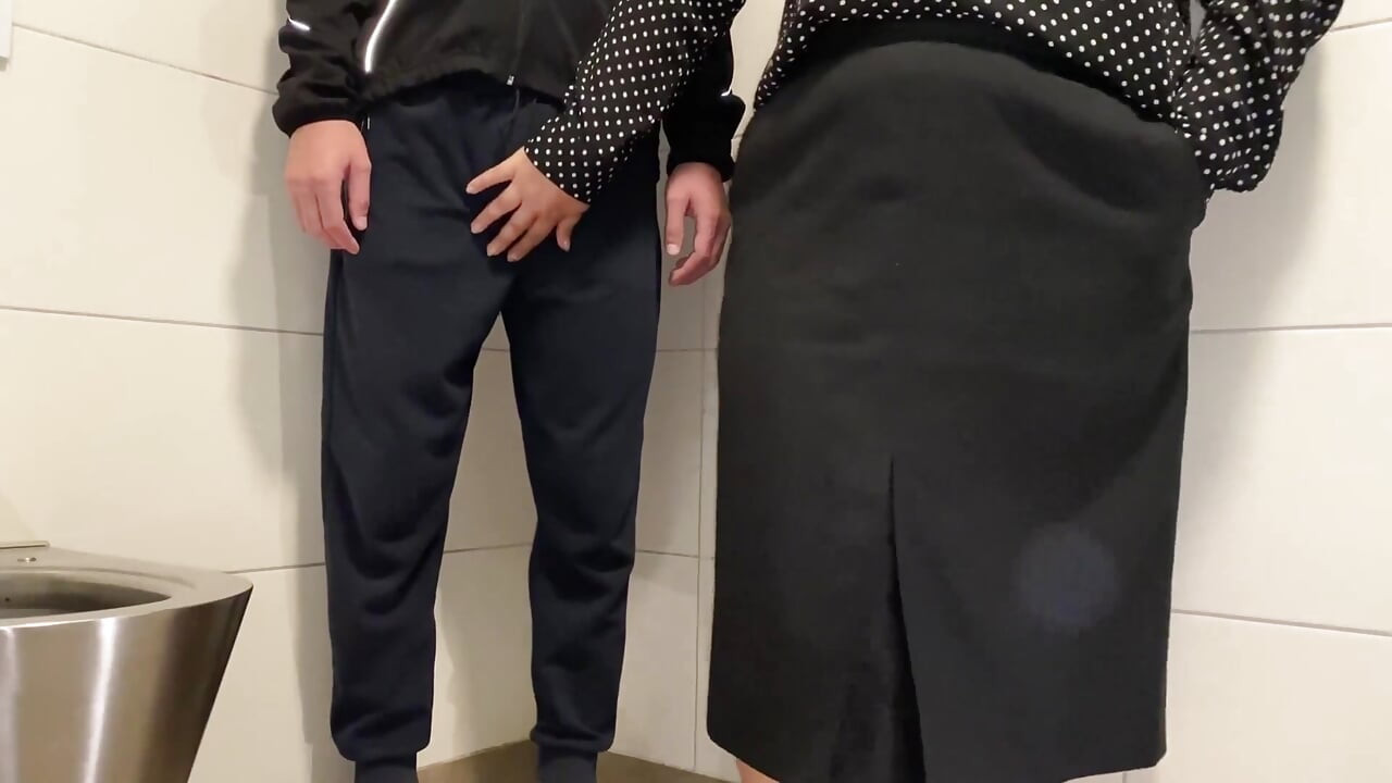 Olgun orta yaşlı seksi kadın beni restoran tuvaletinde boşalttı