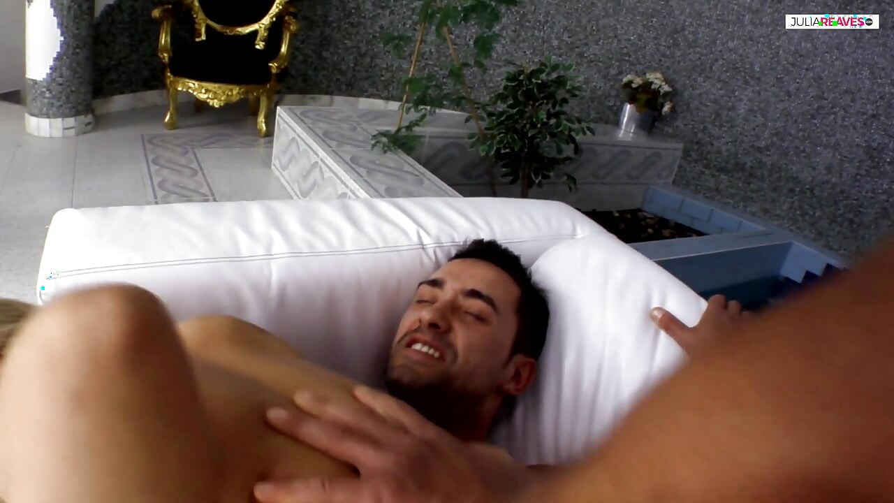 فتاة عاهرة تتمدد كلا الفتحتين بعد أن تتناك