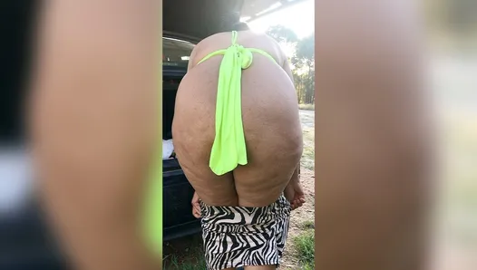 Garota indiana sexy pega nua ao ar livre enquanto troca de vestido