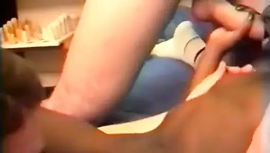 Очень шлюховатая черная девушка, которая берет незнакомца домой, чтобы трахнуть ее перед ее бойфрендом.