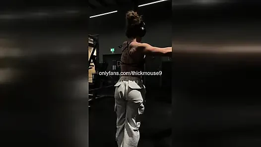 Instagram canlı dansı sırasında yaramaz genç kızın amcık frikik