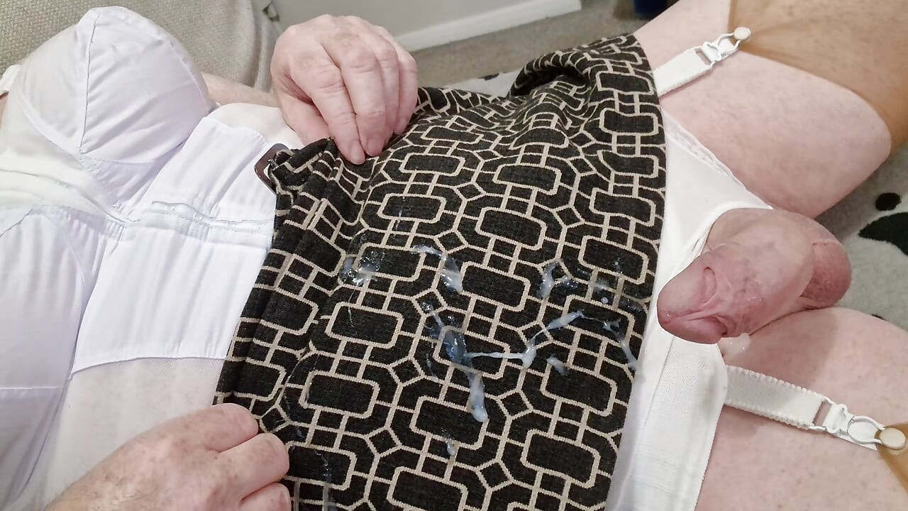 Falda vintage, sujetador de tirantes largos y medias canela con costura, corrida