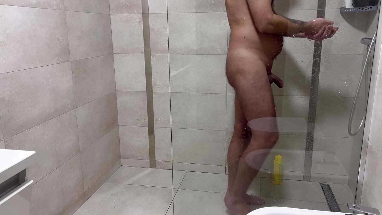 Hihetetlenül szép és igazi szex a zuhany alatt